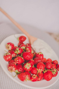 一堆香蕉和草莓。照片风格 Instagram 过滤器定了调子。健康早餐的概念。Flatlay