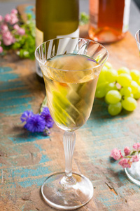 在美丽的玻璃榭冷夏天葡萄酒，白色酒