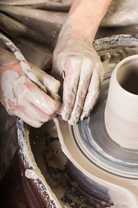 陶器 车间 陶瓷艺术概念男性手工作与陶工轮手指形状的原始粘土，男主人造型器物，雕刻工具 顶视图 垂直