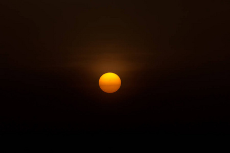 大太阳在黑暗的背景