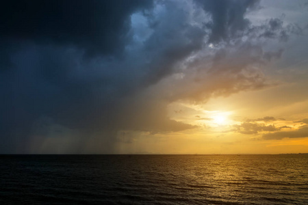 黑暗的云彩和雨落在海中