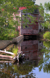 红色谷仓和水坝图片