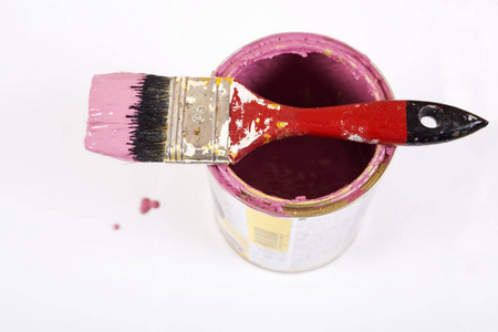 充满粉红色油漆罐和油漆刷