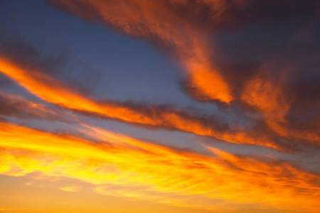 火红的橙色和红色的夕阳天空。 美丽的背景