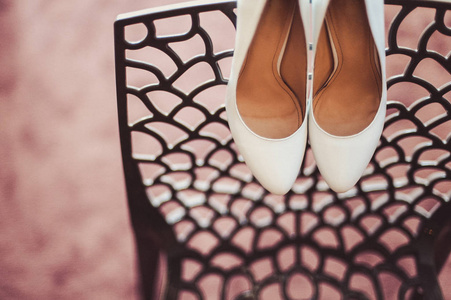 高跟鞋和银辉煌耳环在羊皮新娘婚礼鞋