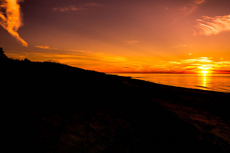 海边的夕阳，景观与太阳在天空出海，夏天背景的剪影