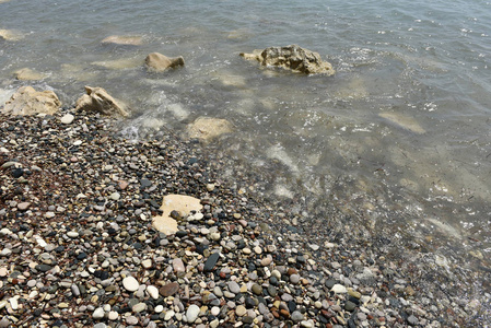 海浪接近鹅卵石石头