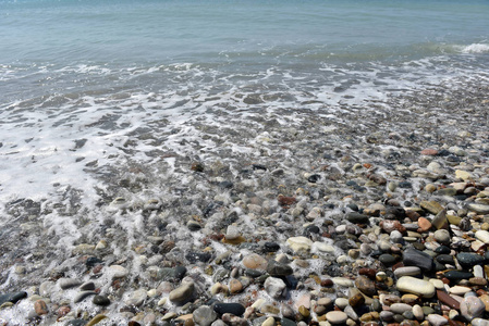 海浪接近鹅卵石石头