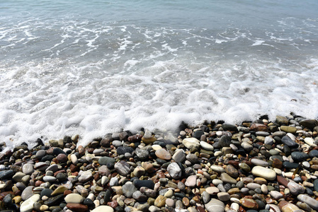 海浪接近鹅卵石石头