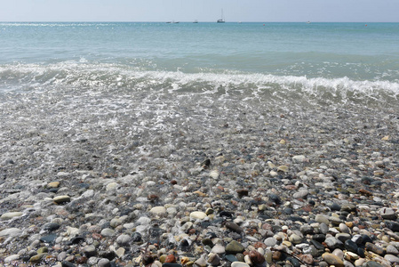 海浪接近鹅卵石石头