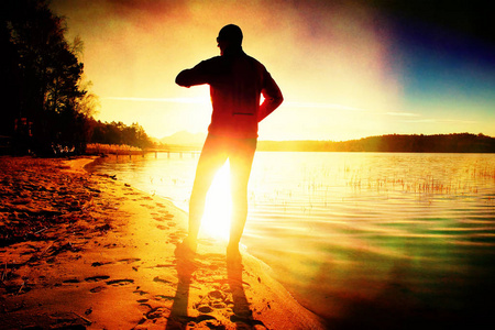 胶片颗粒。运动员沿着海岸线在运动和健康的生活方式概念的惊人夏季日落时运行