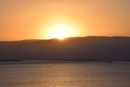 1    上空的死海的东部海岸山脉的日出。约旦。在以色列的海岸上采取了系列的图像。夏天，2017