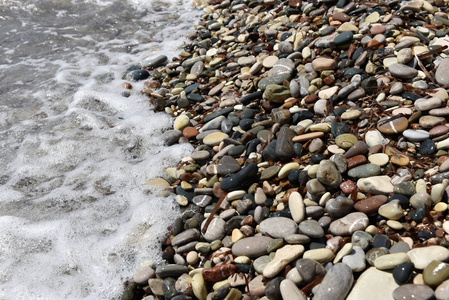 海浪接近鹅卵石石头