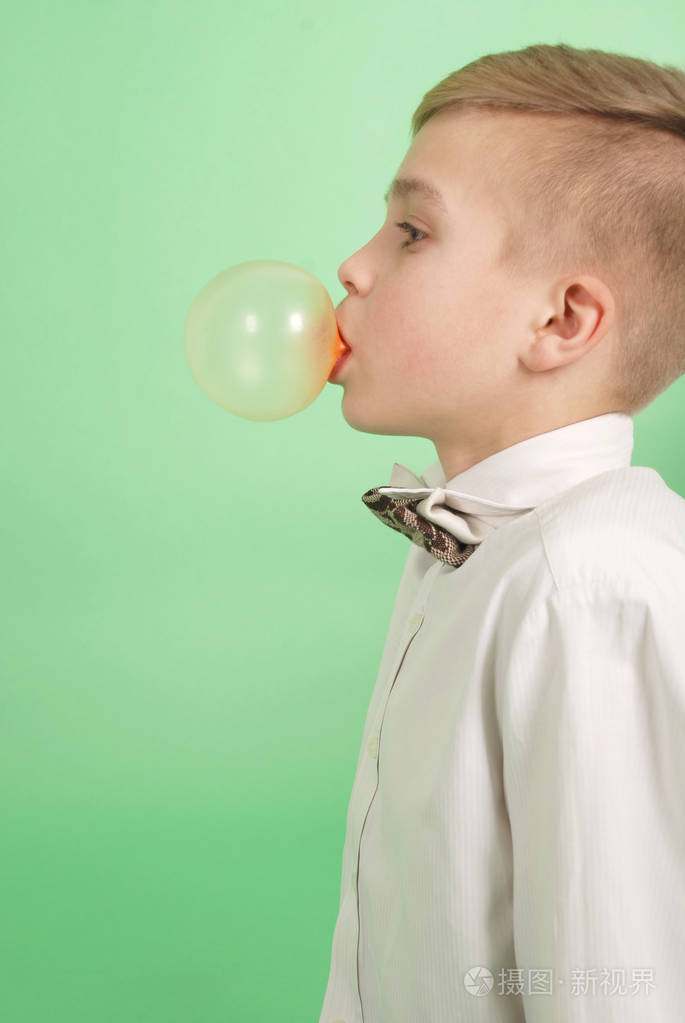 小男孩吹泡泡糖的泡沫