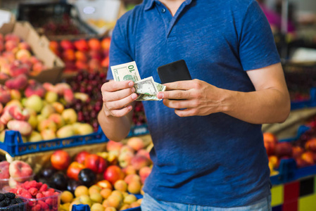 覆盆子购买人以现金支付购买照片