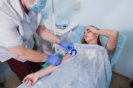 专业护士打针向医院准备麻醉医疗医疗手术概念在手术台上躺着一个女人