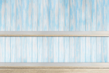 蓝色的木墙上的空木架子