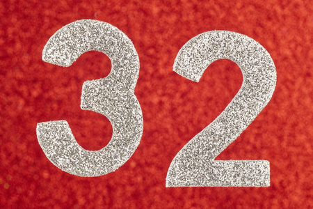 在红色背景编号三十二银颜色.anniversar照片