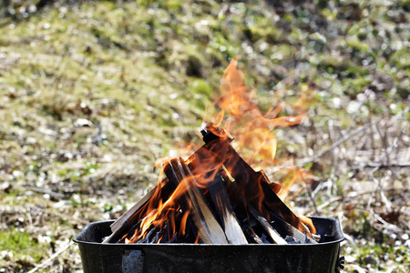 木火.图为火炭黑的木深灰色黑色煤在金属火盆内明亮的黄色火上.