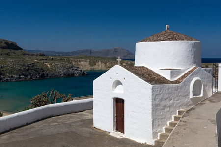 老白教堂和美丽的海湾，在希腊岛上