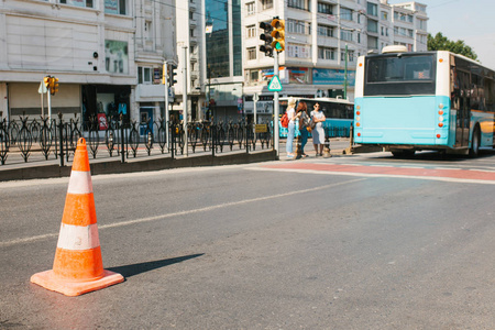 选择性重点路锥的道路上。道路标志。在土耳其伊斯坦布尔的大街上的道路工程。模糊的背景