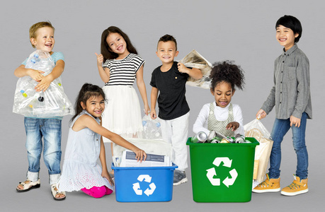 孩子们与废物的回收利用