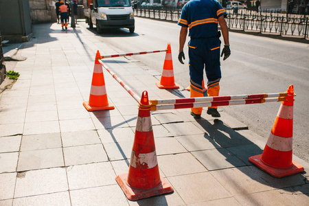 道路工人。路锥的道路上。道路标志。在土耳其伊斯坦布尔的大街上的道路工程。标志。道路交通