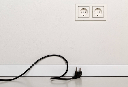 黑色的电源线电缆没有插好与欧洲的墙上插座上 wh