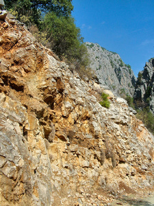 戈伊努克峡谷中的多色岩石