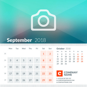 2018 年 9 月。2018 年的日历。在周一的周开始。在页面上的 2 个月。矢量设计打印模板与照片和公司信息的地方