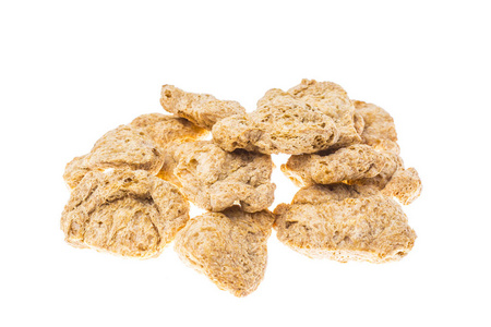 白色背景上的原始脱水的酱油肉照片