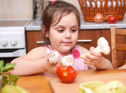 新鲜水果和蔬菜，同桌的孩子家里的厨房室内 健康食品的概念