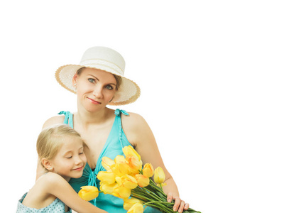 母亲和女儿和孤立的白色背景上的黄色郁金香花束
