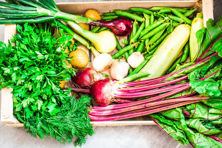 在木盒子里的新鲜有机蔬菜。健康的生活方式和 r