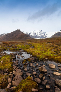 冰岛的石质的岩石荒凉的风景