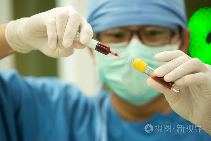 医生用注射器的血液样本照片-正版商用图片0ytp5j-摄图新视界