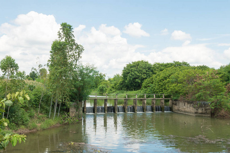 混凝土的堰灌溉图片