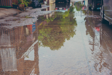 大雨后街道水浸的老式色调图像。