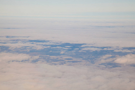 在日落时从飞机在天空景观中云