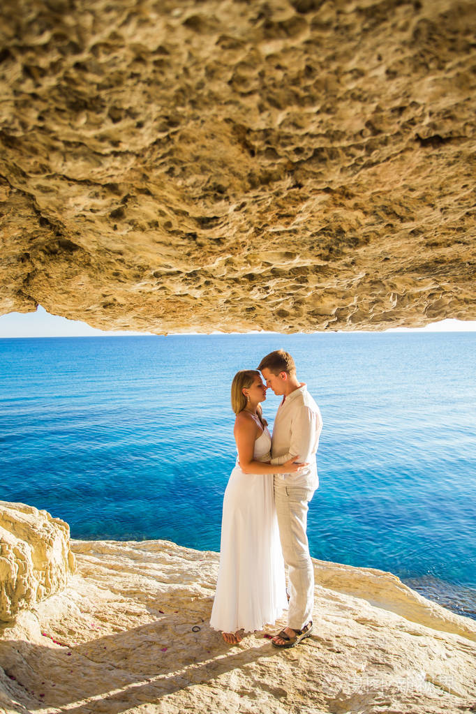 两人深情相拥和亲吻对方对海洋