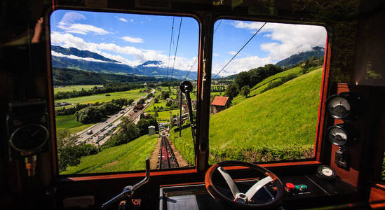 开始你的旅程和与著名的传统瑞士铁路列车发现瑞士，漫步在美丽的瑞士阿尔卑斯山风光的瑞士，欧洲雄伟山峰顶部