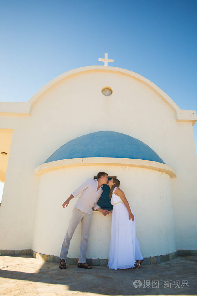 浪漫的约会年轻的爱情夫妇牵手接吻