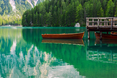 在多洛米蒂山中湖 Braies 船屋