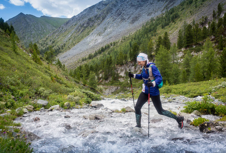 女孩跑山河边了，参加比赛的俄罗斯阿尔泰山脉