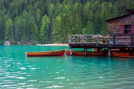 在多洛米蒂山中湖 Braies 船屋