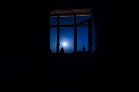 黑夜望窗外图片