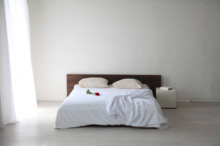 白色卧室明亮的室内设计与床