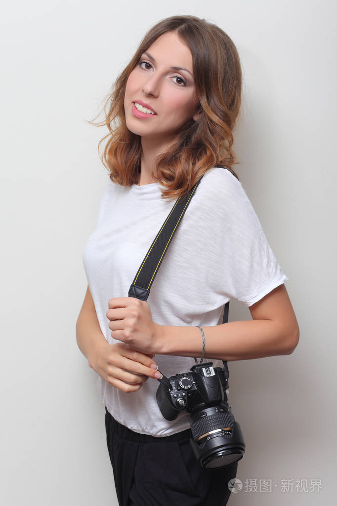 手里拿着胶片相机的摄影师照片-正版商用图片0yu0ey-摄图新视界