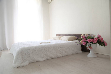 白色卧室明亮的室内设计与床