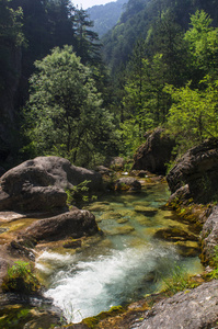 峡谷中的山河